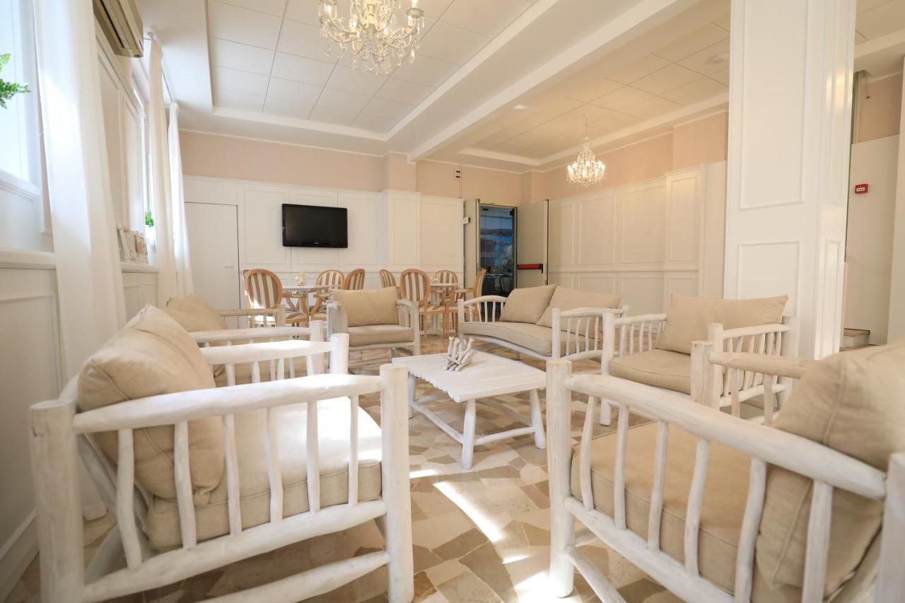 Hotel Continental 皮特拉利古 外观 照片